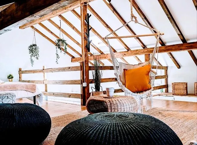 Cozy 3 Bedroom - Close To *